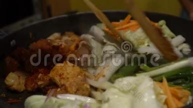 慢动作烹饪达卡比韩国食物。 韩国餐厅厨师